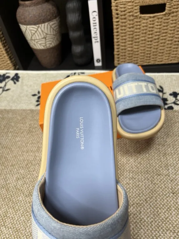 P320💰[New model] Long-term availability, 2025 new model, couple model [LOUlS VUlTTON] comes with drawer box, bag, card, invoice "Louis Vuitton ~ unique modern sandals. 》LV counter purchasing 🏃Men's and women's casual slippers, sold at the same time at the counter, the original old flower material upper is soft and comfortable, (refuses to discolor and rub the feet) sole: original factory special combination original sole, code number: 35--46 4 multiple colors 🉑️ to choose from